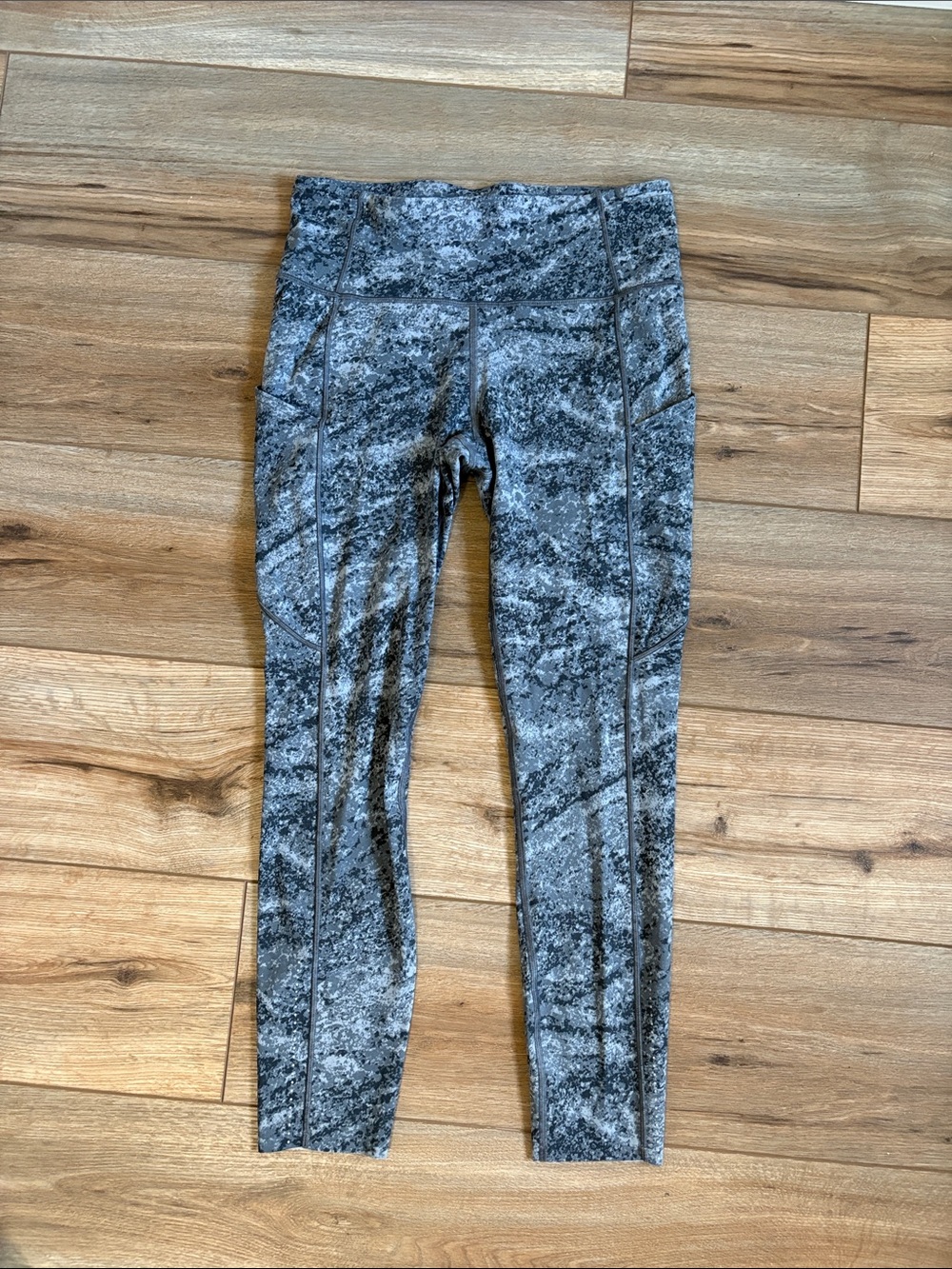 Lululemon Fast & Free Tight 7/8 II Nulux 25"
Area Ice Grey
